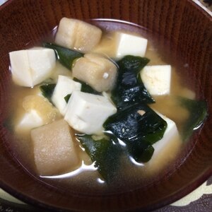 豆腐とわかめ麩のお味噌汁